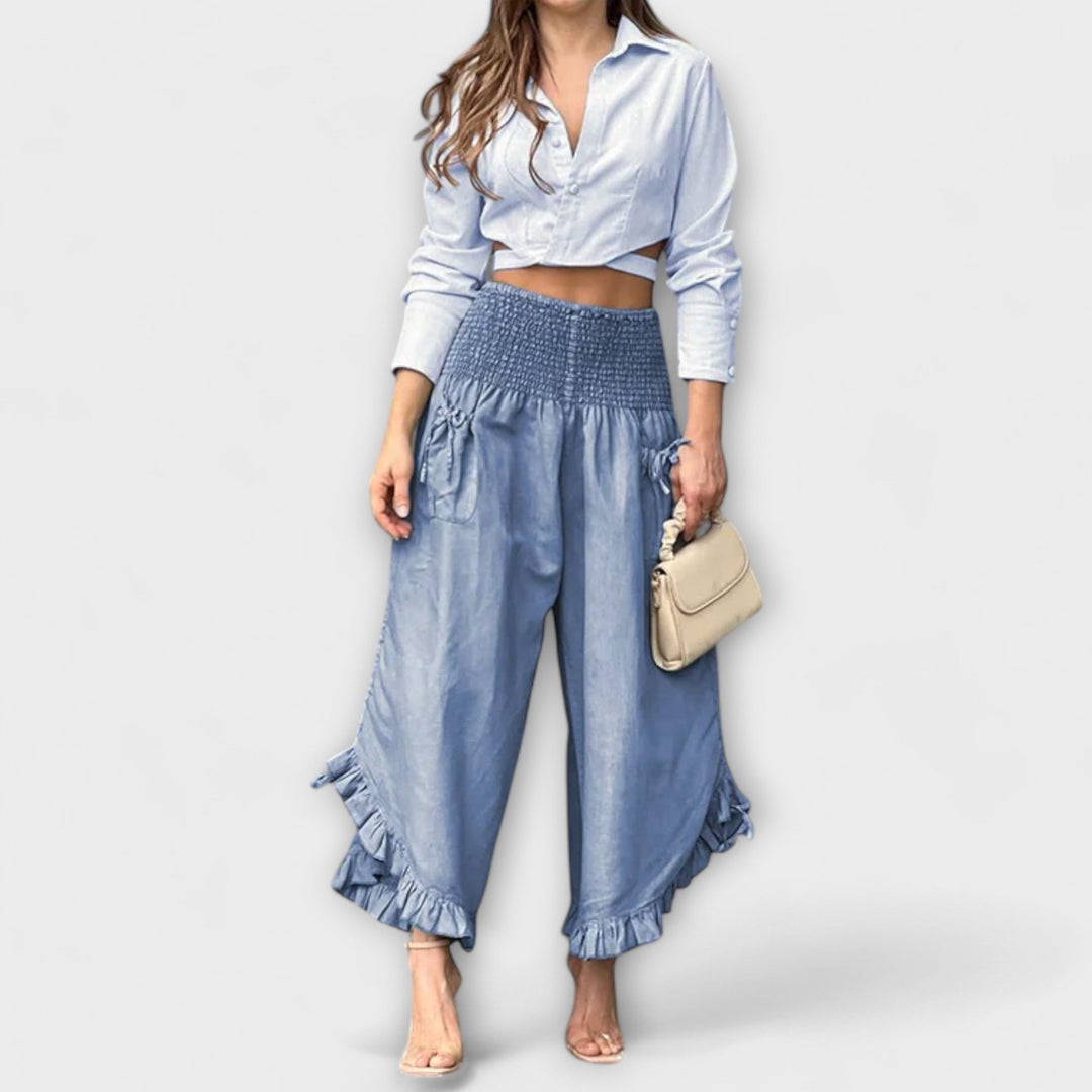 Loose linen trousers with fashionable pleats